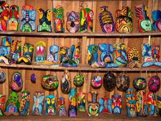 Geschnitzte und bemalte Knstwerke der Maleku |  Fritz Fucik, Amadeus Travel Agency / Chamleon