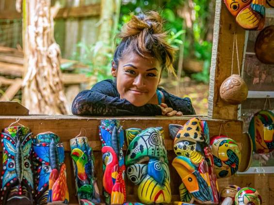 Junge Frau verkauft Holzkunst |  Fritz Fucik, Amadeus Travel Agency / Chamleon