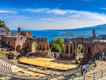 Panoramablick auf das antike Theater in Taormina