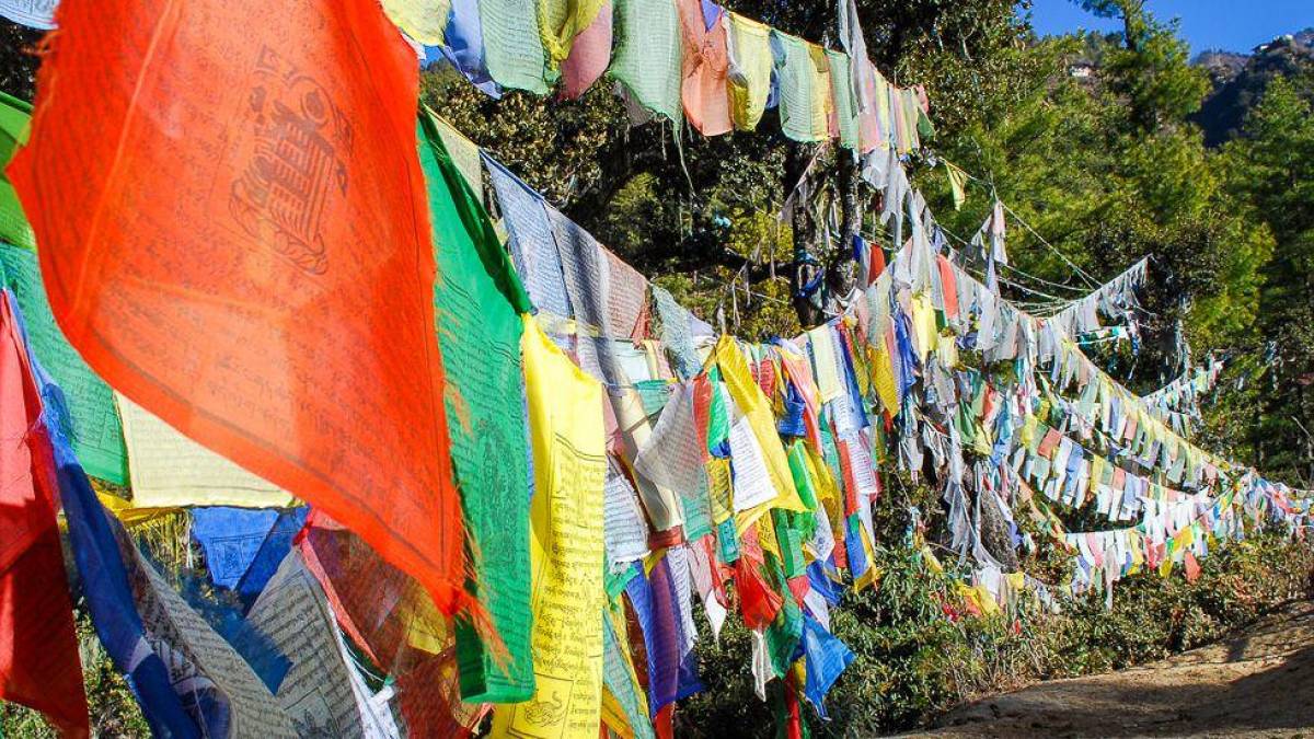 Gebetsfahnen im Paro-Tal |  Red Lion Travel / Chamleon