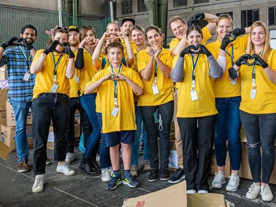 Das Chamleon-Team sortiert Hilfsgter fr die Ukraine  |  Sabine Matthes / Chamleon