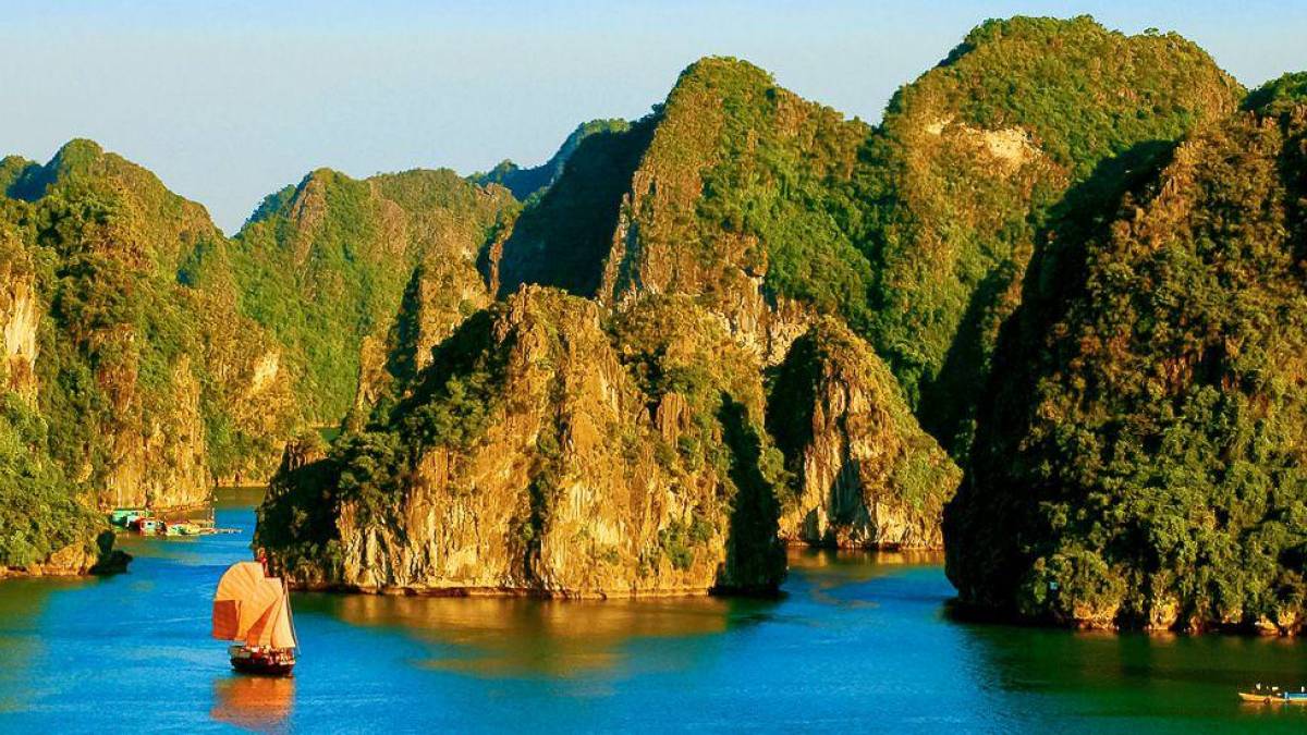 Dschunke in der Halong Bucht |  Lagoon Explorer / Chamleon