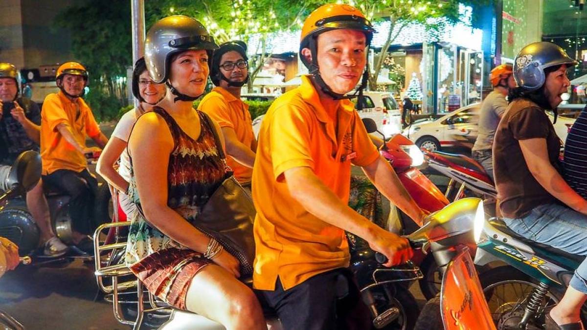 Vespatour durch Saigon |  Ulla Kirchner / Chamleon