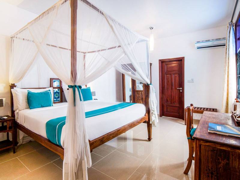 Maru Maru Hotel |  Maru Maru Hotel / Chamleon