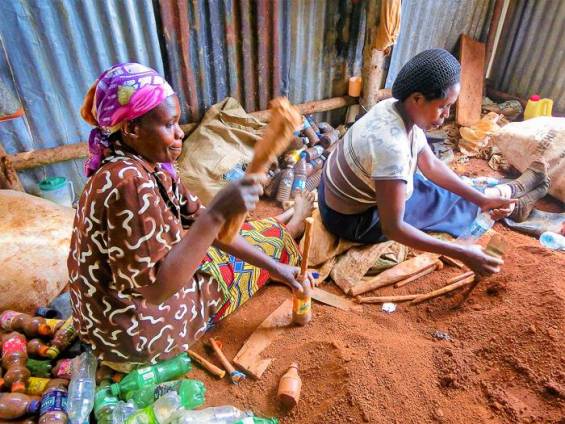 Fllen der Plastikflaschen mit Sand |  SINA / Chamleon