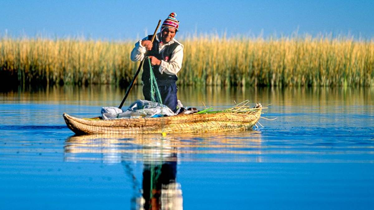 Fischer auf seinem Schilffboot im Titicacasee |  Dr. Heiko Beyer, Vision 21 / Chamleon