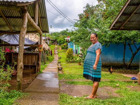 Maleku Frau in ihrem Dorf |  Fritz Fucik, Amadeus Travel Agency / Chamleon