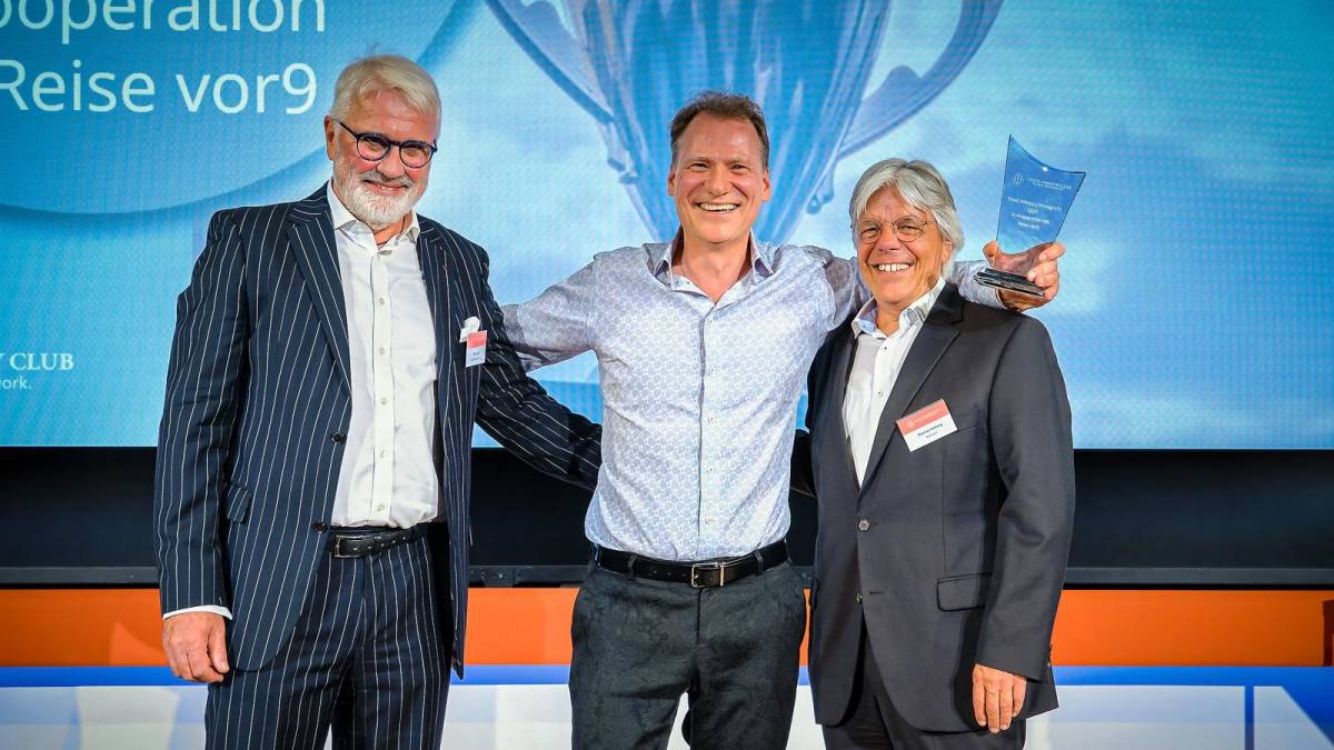 Ingo Lies bei der Preisbergabe zum Travel Industry Manager 2022 |  Nicolas Det, Travel Industry Club / Chamleon