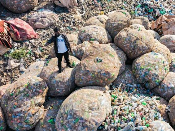 Plastikflaschen-Sammlung als Baumaterial |  SINA / Chamleon