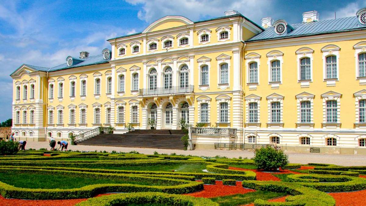 Barockgarten am Schloss Rundale |  Latvia Travel / Chamleon