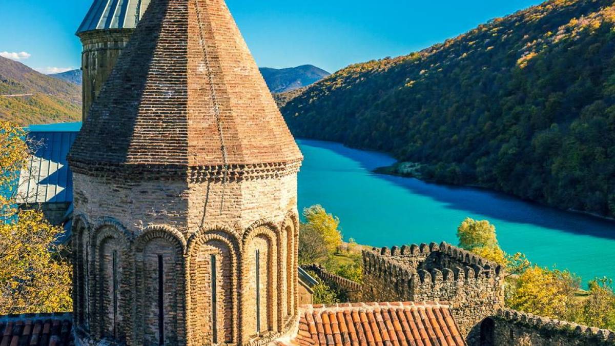 Wehrkirche Ananuri am Schinwali Stausee |  vvvita, iStockphoto.com / Chamleon