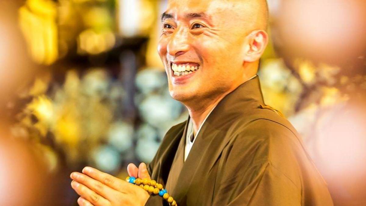 Buddhistischer Mnch beim Beten im Tempel |  davidf, iStockphoto.com / Chamleon