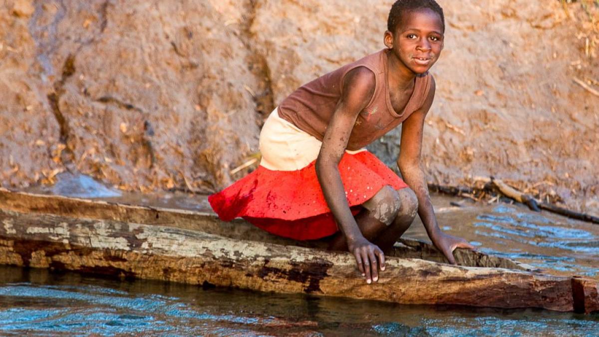 Spielendes Mdchen am Kwando |  Heidi Obermayer / Chamleon