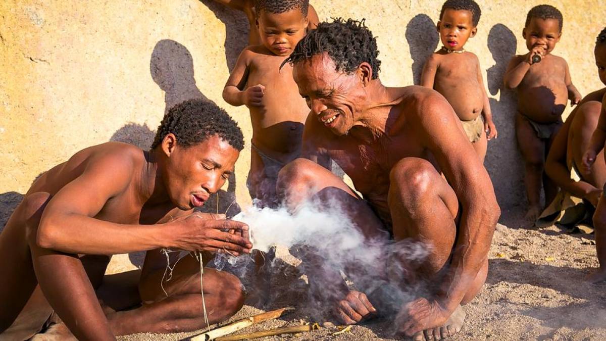 San beim Feuermachen |  Peter Pack, Pack Safari / Chamleon