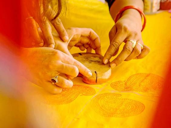 Drucken mit traditionellen indischen Holzstempeln |  Alexander Sass / Chamleon