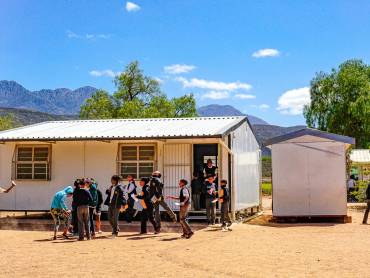 Nach Schulschluss strmen alle aus der Klasse |  Claudia Exner / Chamleon