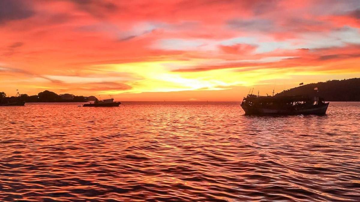 Sonnenuntergang am Strand von Kota Kinabalu |  Bahar Yner / Chamleon