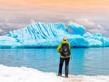 Frau bestaunt Eisberg am Perito-Moreno-Gletscher