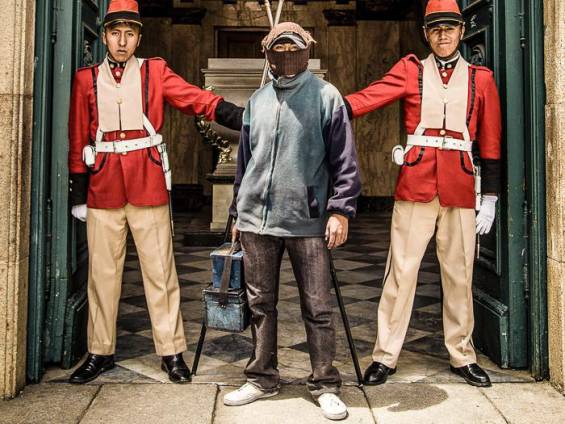 Schuhputzer mssen drauen bleiben |  Federico Estol, Hormigón Armado / Chamleon