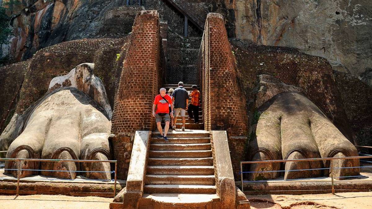 Eingang zum Tempel auf dem Lwenfelsen |  Udaya Wijesoma / Chamleon