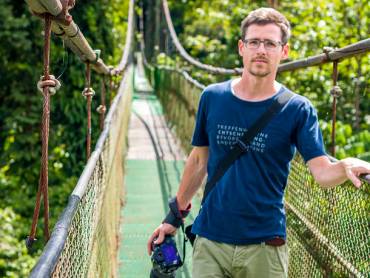 Christian in Costa Rica auf einer Hngebrcke |  Christian Hergenrther / Chamleon