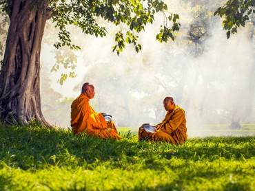 Zwei Mnche meditieren unter einem Baum