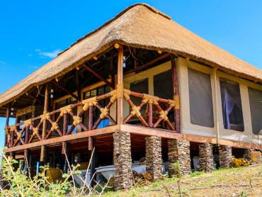 Serengeti Safari Lodge |  Zara Tours / Chamleon