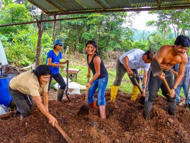 Gemeinsames Vorbereiten des Gemsebeets |  Vital Ideas / Chamleon