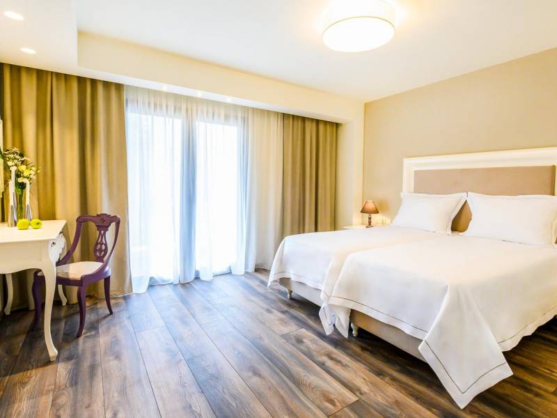 Emerald Suites Hotel |  Emerald Suites Hotel / Chamleon