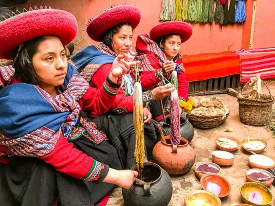 Wollefrben im Pflanzenaufgu |  Maren Betz / Chamleon