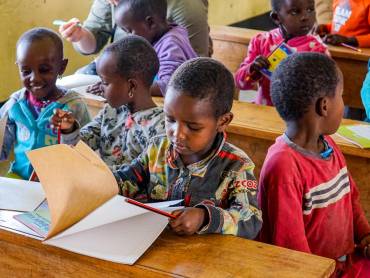 Es raschelt beim Blttern in den Heften |  Therese Block / Chamleon