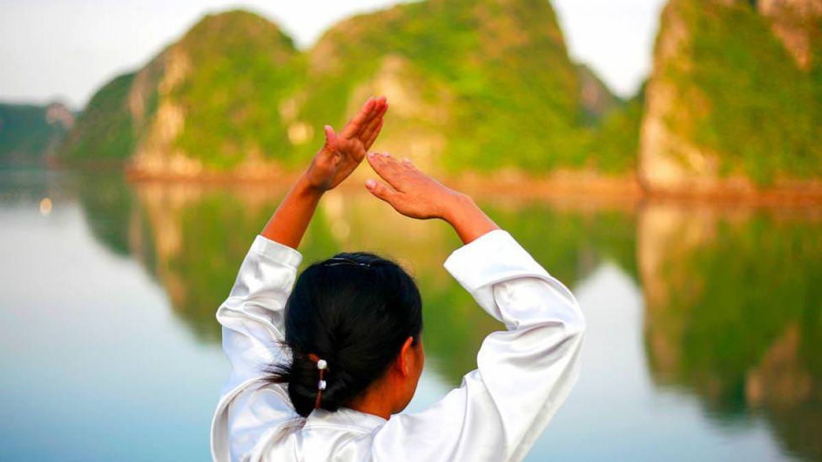 Tai-Chi-Stunde an Deck |  Paradise Cruises  / Chamleon