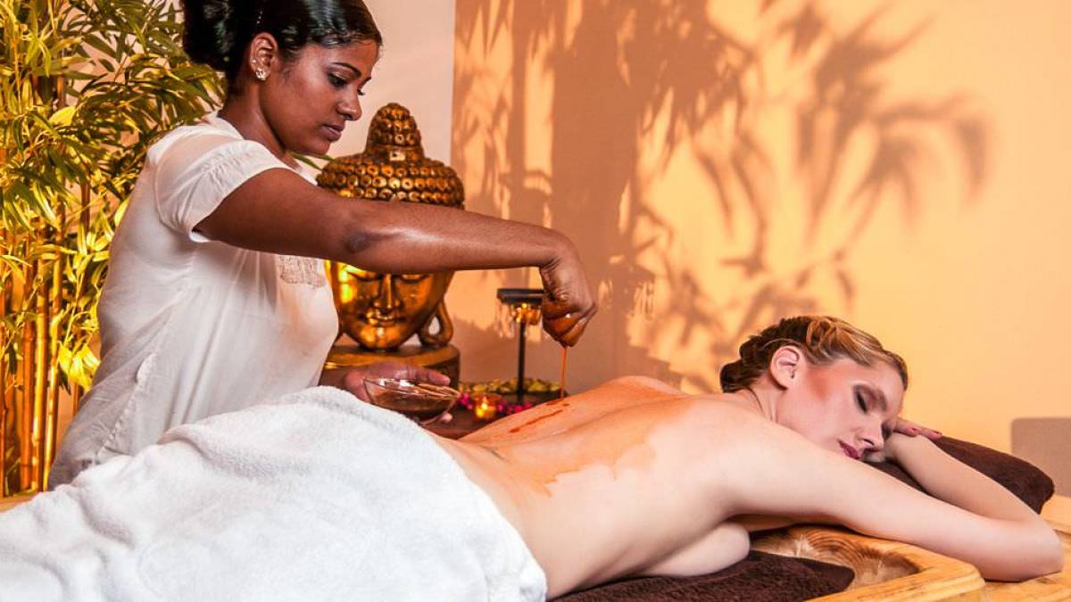 Ayurveda-Massage mit aromatischen len |  Dragan Trifunovic, iStockphoto.com / Chamleon
