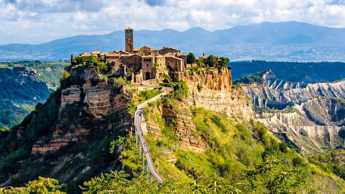 Civita di Bagnoregio auf einem Gipfel aus Tuffstein |  Catherine Kerr, Unsplash / Chamleon