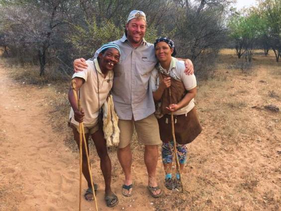 Reiseleiter Rolf mit Einheimischen |  Chamleon