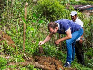 Baum pflanzen fr neue Regenwaldriesen |  Alfonso Tandazo, Surtrek / Chamleon