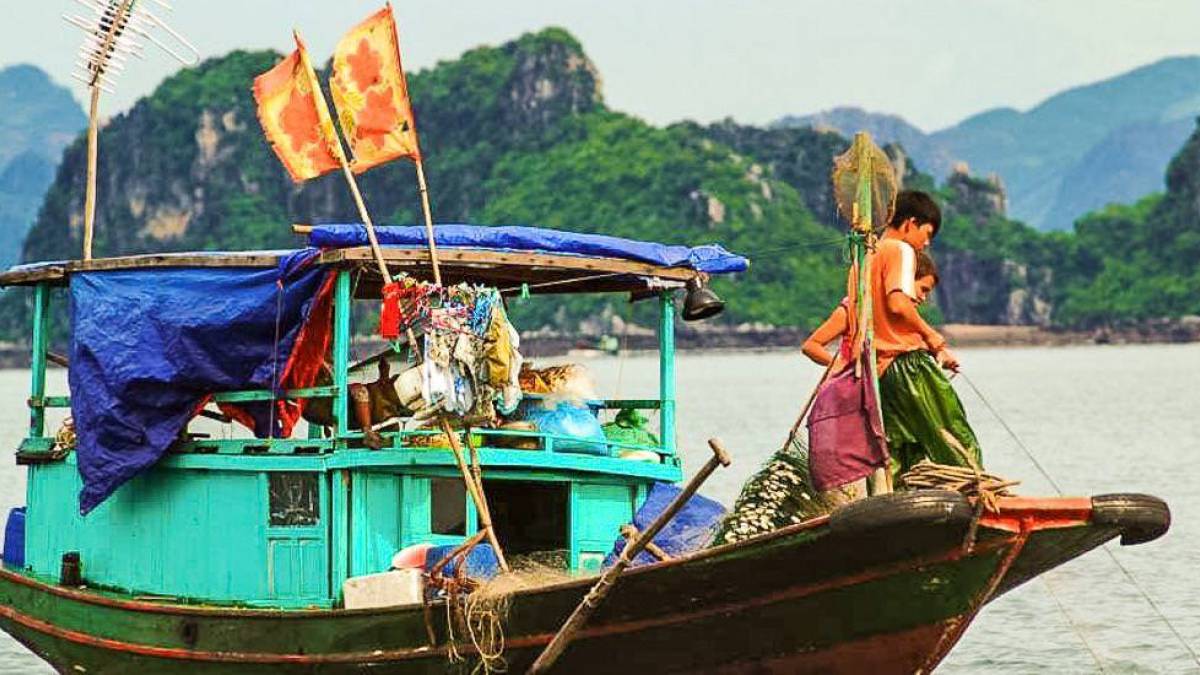 Fischerboot in der Halong-Bucht |  Handspan / Chamleon
