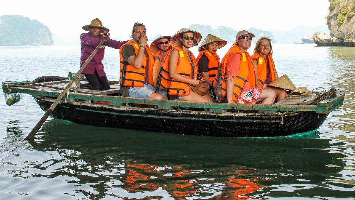 Bootsfahrt durch die Kalksteintunnel der Halong Bucht |  Claudia Exner / Chamleon