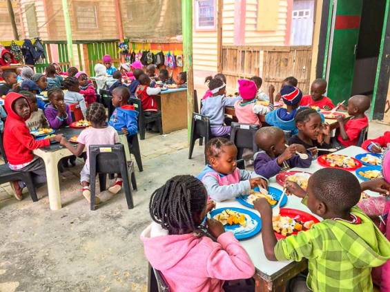 Mittagessen unterm Sonnendach |  Tangeni Shilongo Namibia / Chamleon