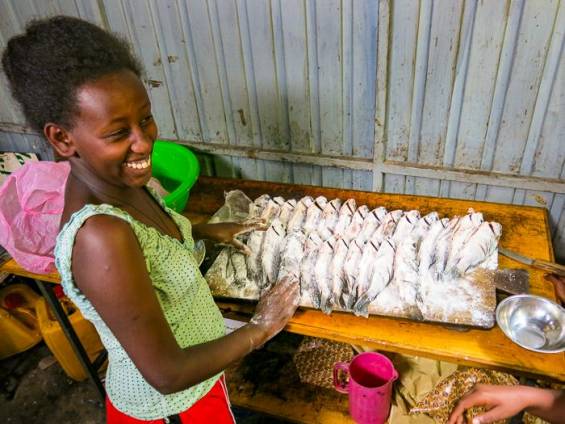 Heute Mittag gibt es Fisch |  Jrn Bernhardt, Edget Baandnet / Chamleon