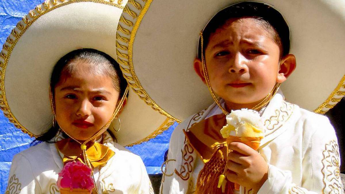 Zwei kleine Kinder mit Sombreros |  Tierra Maya Tours / Chamleon