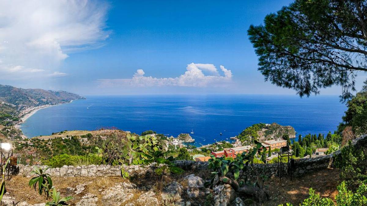 Ausblick auf die Bucht von Taormina |  Alexis Subias, Unsplash / Chamleon