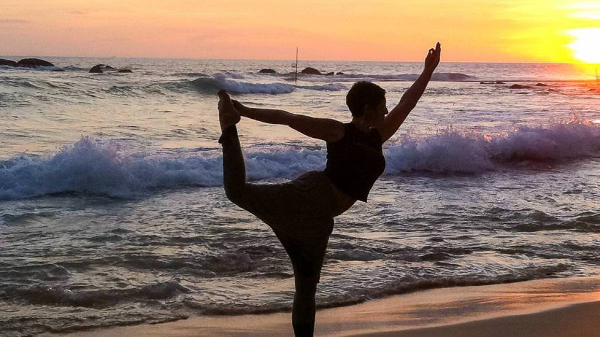 Yoga am Strand |  Udaya Wijesoma / Chamleon