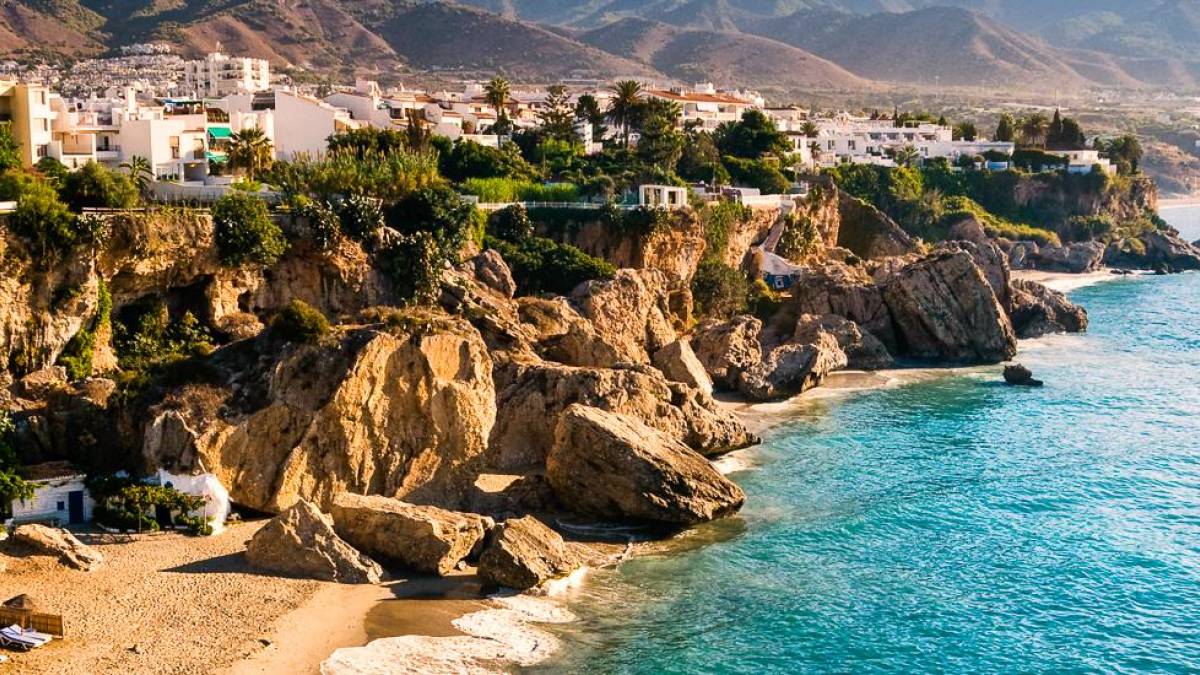 Nerja Beach bei Sonnenaufgang |  Ivan Bastien, iStockphoto.com / Chamleon