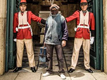 Schuhputzer mssen drauen bleiben |  Federico Estol, Hormigon Armado / Chamleon