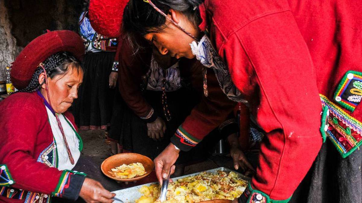 Inkafrauen kochen Pachamanca |  Walter Silvera, Inkaland Tours / Chamleon