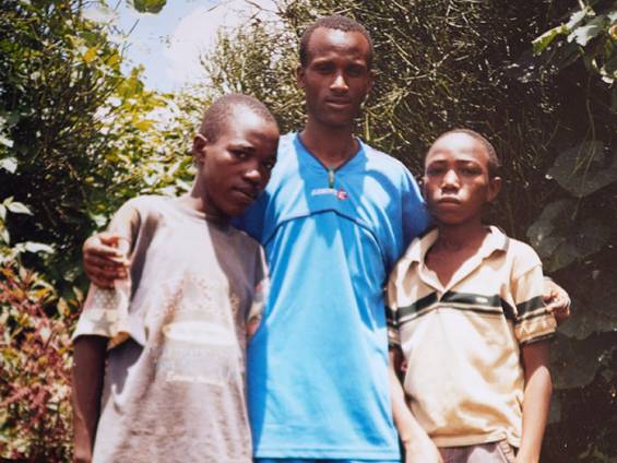 Ibra (rechts) bei seiner Ankunft bei Mwema |  Mwema Children Center / Chamleon