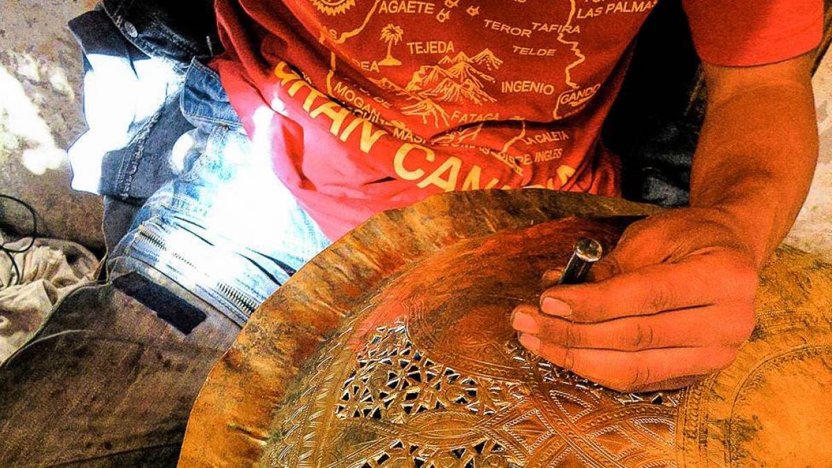 Metallhandwerker arbeitet an einer Verzierung |  Chamleon