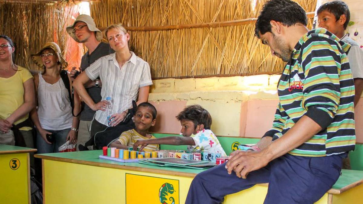 Reisegruppe besucht Unterricht in der Ranthanbore Schule |  Tom Andersch / Chamleon