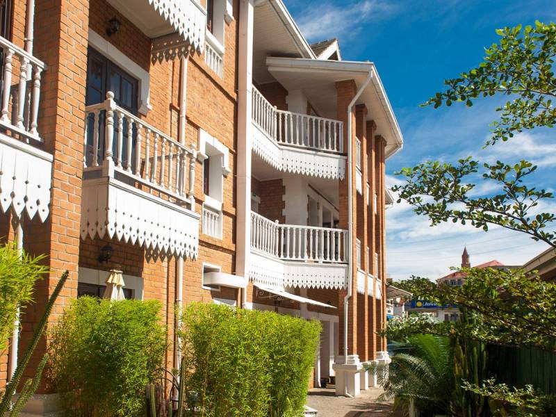 Hotel Les 3 Mtis |  Rindra Ramasomanana, Les 3 Metis / Chamleon